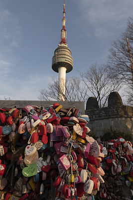 在韩国旅游，在首尔N首尔塔，坐在轨道车上看城市风景