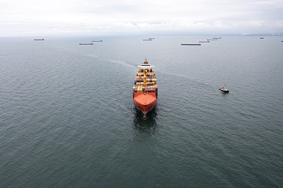 大型集装箱货船在平静的蓝色海洋上行驶的鸟瞰图。