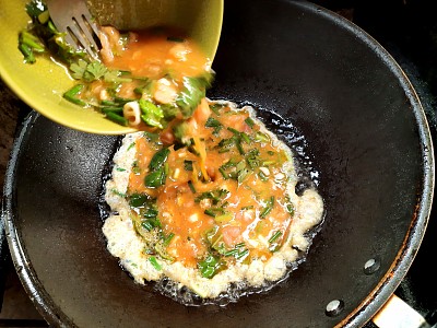 煮葱煎蛋卷——食品准备。