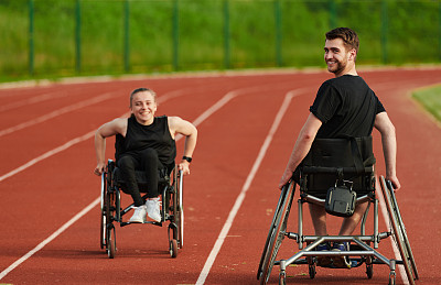 一对鼓舞人心的残疾夫妇在马拉松赛道上推着轮椅一起为残奥会训练，展示了他们令人难以置信的决心和力量