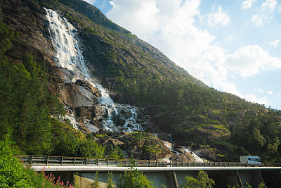 大篷车行驶在挪威拉<s:1>特福森瀑布附近的道路上