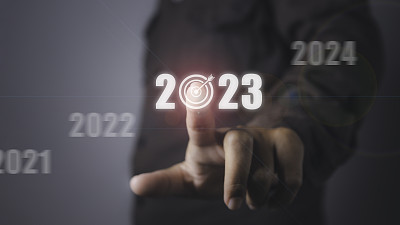 人按2023虚拟屏幕与箭头向上业务目标和目标。
