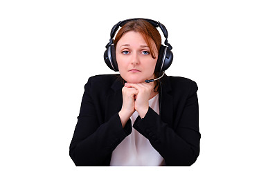 悲伤的女人戴着耳机，在互联网上远程工作，孤立在白色的背景下。一名女商人在冠状病毒流行期间通过电脑上的网络摄像头在家在线工作，模型