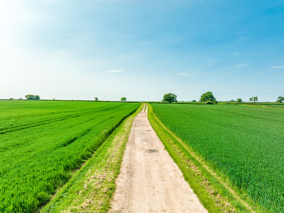 鸟瞰图，美丽的农田与多云的蓝天在英国