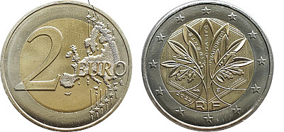两枚欧元第二型标准流通硬币双金属:镍黄铜包覆镍，铜镍环中心为2022年