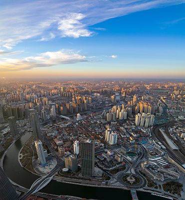 天津的城市空间和美丽的摩天大楼在中国的日出