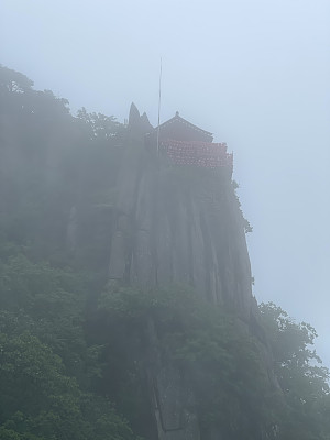 云雾笼罩着悬崖上的小佛寺