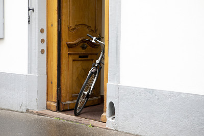 自行车停在敞开的门口