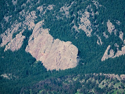 陡峭的山坡上有大片的岩石。科罗拉多博尔德。