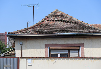 屋顶上有电视天线的老房子