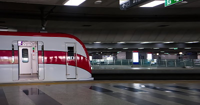 红线电动列车停靠在泰国曼谷Vibha Vadi路的Laksi轻轨站