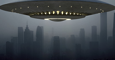 一个神秘的不明飞行物悬在迷雾笼罩的城市上空