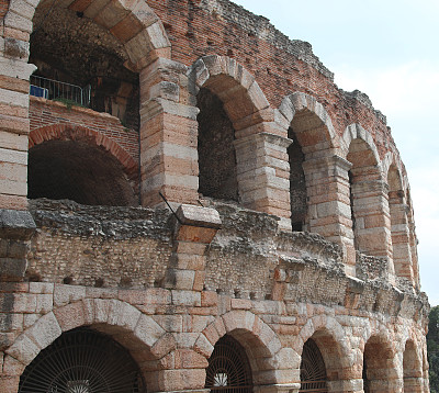 维罗纳竞技场是一座罗马圆形剧场，建于公元30年，位于意大利维罗纳的Bra Sauare