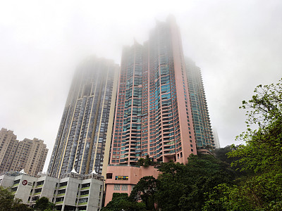 雾中的高层住宅楼，香港半山区