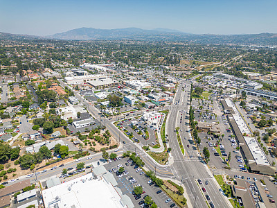 2023年6月17日，加利福尼亚州约巴林达:空中无人机拍摄的Village Green购物中心的照片，包括约巴林达大道上的约巴林达主街、布里斯托尔农场、约巴林达Regal、In-N-out汉堡