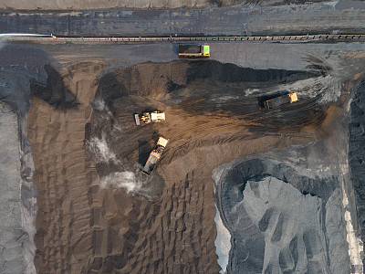 大型煤矿场卡车装卸鸟瞰图