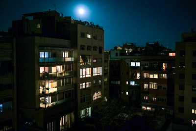 巴塞罗那一个住宅区的窗户和阳台在夜晚被照亮