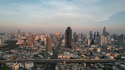 曼谷天际线全景，屋顶混凝土观景台，白天。奢华的亚洲企业和住宅生活方式。泰国曼谷交通道路办公楼鸟瞰图。