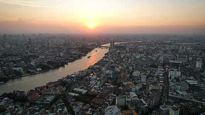 泰国，从无人机上鸟瞰曼谷。湄南河与城市两岸。