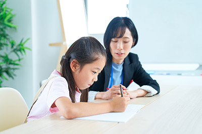 一个正在学习的女孩和一个要赡养的穿西装的女人