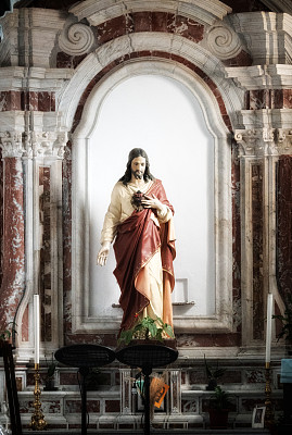 圣三一教堂内的耶稣雕像和意大利西西里岛农业力量修道院