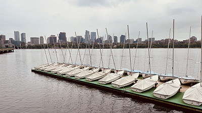 2023年6月一个多云的早晨，马萨诸塞州波士顿的查尔斯河上有船，后面是市中心的天际线