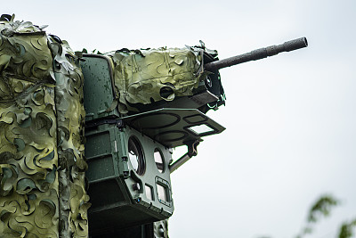 反无人机激光系统在一辆装有机关枪的斯瑞克战斗军用车辆上进行了试验