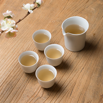 中国景德镇白色陶瓷茶杯,木桌,室内深色背景,中国传统茶具