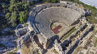 迈拉的古希腊罗马圆形剧场遗址，旧称德姆雷，土耳其。迈拉是吕西亚的一个古色古味的小镇，卡莱小镇位于今天的土耳其安塔利亚省。