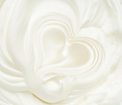 波浪状的白鸡蛋奶油，乳酸奶特写。