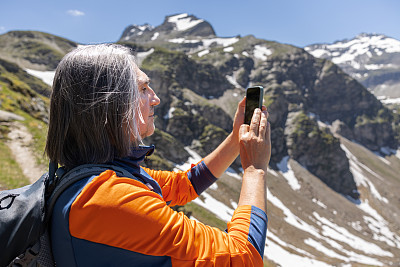 一个白发男子在奥地利阿尔卑斯山拍摄山景的巨幅肖像