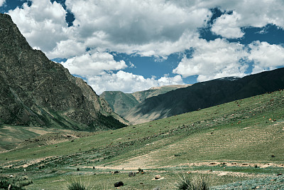 南天山潘姆斯基峡谷的山景