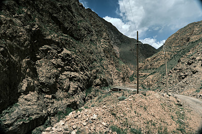 珀姆斯基峡谷的山路上的景色