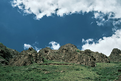 南天山潘姆斯基峡谷的山景