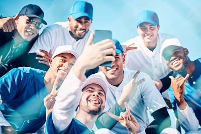棒球男，团队自拍和和平的微笑，有趣的脸和动力的支持，运动和阳光。团体，团队合作和社交媒体应用程序的智能手机摄影在游戏，比赛或现场