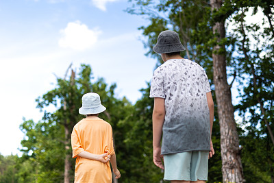 小男孩们在森林里散步