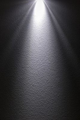 白色的聚光灯效果在墙上，黑色的背景
