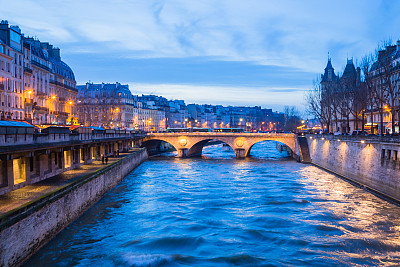 法国巴黎塞纳河河畔的夜景