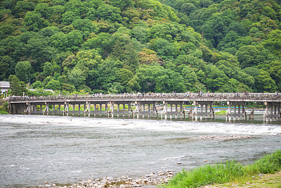 位于京都岚山的通津桥风景非常受游客欢迎。