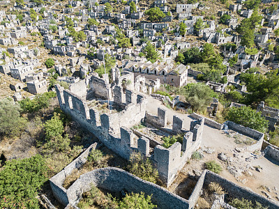 鸟瞰土耳其穆拉省费特希耶的Kayakoy村。