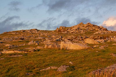 博德明荒原，黄昏时岩石形成粗糙。英国康沃尔郡