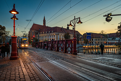 奥德拉河上Piaskowy大桥的夜景。波兰弗罗茨瓦夫。弗罗茨瓦夫老城的历史中心。索引上题词的翻译:Piaskowy桥，奥德拉河。