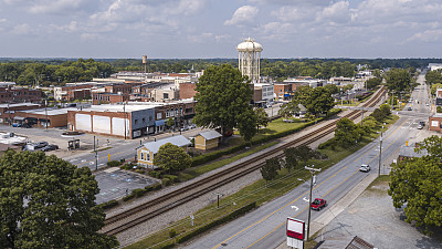北卡罗莱纳州托马斯维尔主街沿线的铁路和单车道公路。鸟瞰图