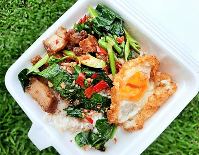 香辣羽衣甘蓝配香脆五花肉和煎蛋-泰国街头小吃。