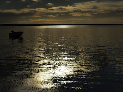 日落时船在水面上