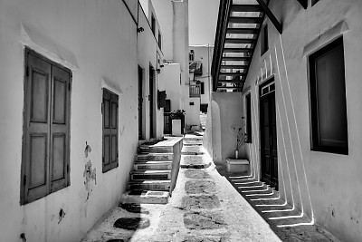 希腊米科诺斯岛迷宫般的街道上的建筑细节，黑白相间