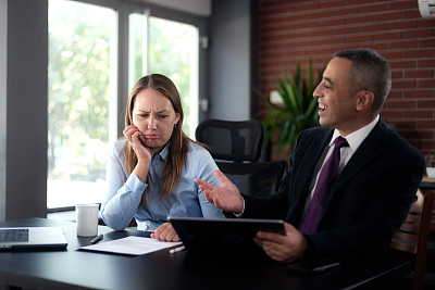 商务人士在工作场所谈笑风生