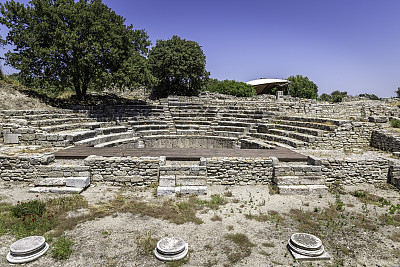 土耳其恰纳卡莱省Hisarlik，古特洛伊城的Odeon和Bouleuterion遗址，可追溯到公元前3000年。