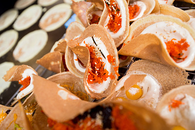 泰国曼谷街头小吃摊上的Khanom Buang脆皮泰国Crêpes。