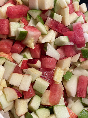 新鲜水果沙拉的食材，切碎的绿色和红色的苹果，西瓜和葡萄，健康的早餐替代品，高架视图的全帧图像